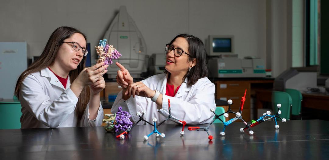 Betsy Marinez-Vaz, Biology faculty, with student